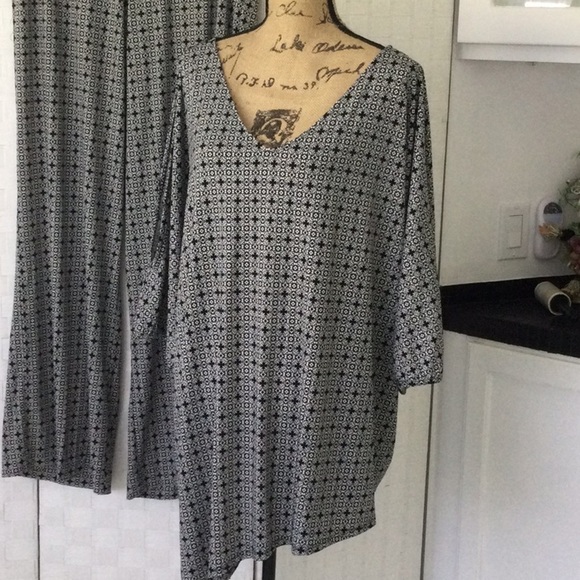 Woman’s Lane Bryant 2 pc pants set size 1X a V neck one open sleeve.  New  #442 - Picture 1 of 14